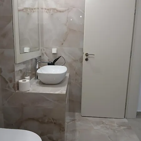 Joanna Hause Gasthof Gjilek